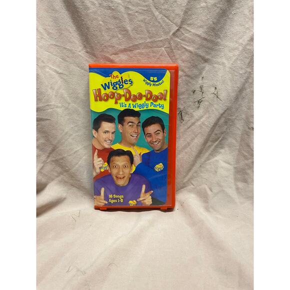The Wiggles Hoop-Dee-Doo! A Wiggly Party (VHS, 2002) 16 Songs Red Hard Clamshell - Picture 1 of 3